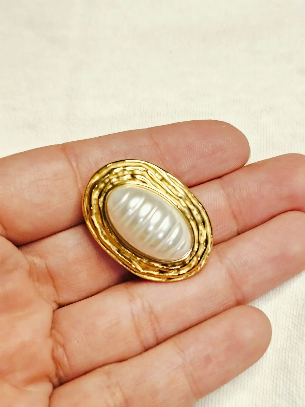 Oval Pearl Frame view 2